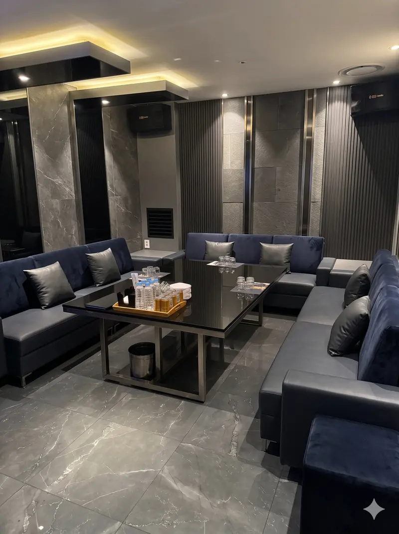 슬랫 월과 네이비 벨벳·그레이 레더 소파로 꾸민 룸
